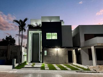 Venta Casa en Via Cumbres Av. Huayacán Cancún de 3 Recámaras