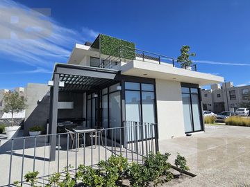 Casa con Jardín enfrente de Sonterra Querétaro
