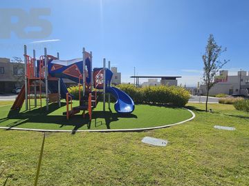 Casa con Jardín enfrente de Sonterra Querétaro