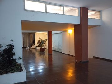Venta oficina luminosa, en Retiro, apto vivienda