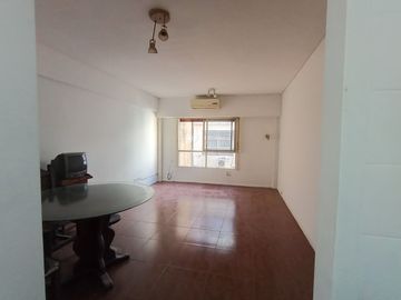 Venta oficina luminosa, en Retiro, apto vivienda