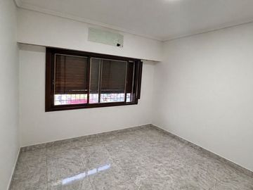 VENTA CASA 4 AMBIENTES C/PARQUE Y COCHERA MERLO