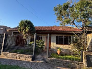 VENTA CASA 4 AMBIENTES C/PARQUE Y COCHERA MERLO