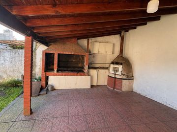 VENTA CASA 4 AMBIENTES C/PARQUE Y COCHERA MERLO