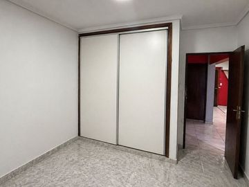 VENTA CASA 4 AMBIENTES C/PARQUE Y COCHERA MERLO