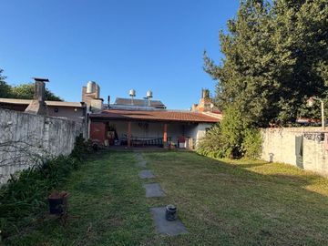 VENTA CASA 4 AMBIENTES C/PARQUE Y COCHERA MERLO