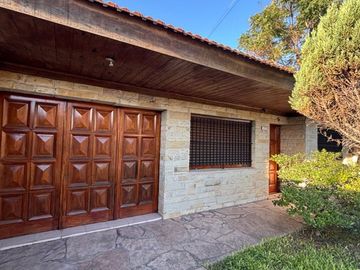 VENTA CASA 4 AMBIENTES C/PARQUE Y COCHERA MERLO