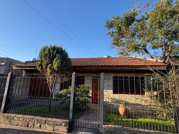 VENTA CASA 4 AMBIENTES C/PARQUE Y COCHERA MERLO
