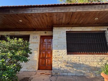 VENTA CASA 4 AMBIENTES C/PARQUE Y COCHERA MERLO
