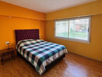 VENTA CASA 4 AMBIENTES C/PARQUE Y COCHERA MERLO