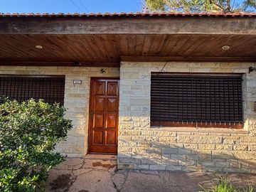 VENTA CASA 4 AMBIENTES C/PARQUE Y COCHERA MERLO