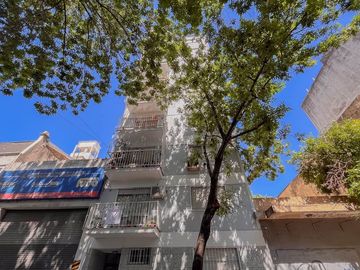 DEPTO EN VENTA 2 AMB BALVANERA PATIO CUB PARRILLA