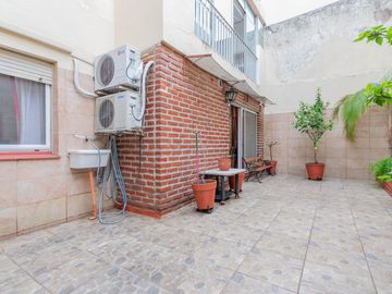 DEPTO TIPO PH EN PB VENTA 2 AMB V GRAL MITRE PATIO