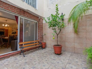 DEPTO TIPO PH EN PB VENTA 2 AMB V GRAL MITRE PATIO
