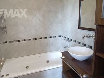 Venta casa 4 amb. c/pileta lote 1500 m²