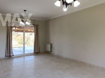 Venta casa 4 amb. c/pileta lote 1500 m²