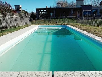 Venta casa 4 amb. c/pileta lote 1500 m²