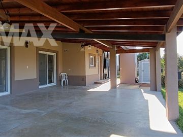 Venta casa 4 amb. c/pileta lote 1500 m²