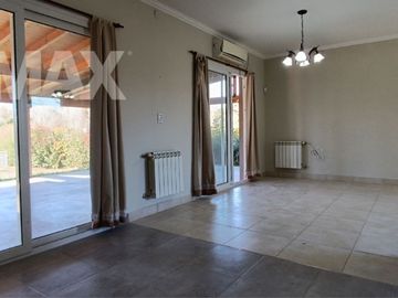 Venta casa 4 amb. c/pileta lote 1500 m²