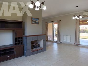 Venta casa 4 amb. c/pileta lote 1500 m²