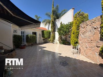 CASA DE UNA SOLA PLANTA EN VENTA, EN COLINAS DEL PARQUE