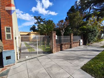 Venta casa 3 amb con parque José León Suarez
