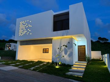 PUNTA TIBURON, Casa en VENTA de 3 recamaras y estudio