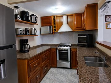 4 AMBIENTES CON DOS AMPLIOS PATIOS Y COCHERA