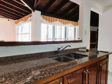 4 AMBIENTES CON DOS AMPLIOS PATIOS Y COCHERA