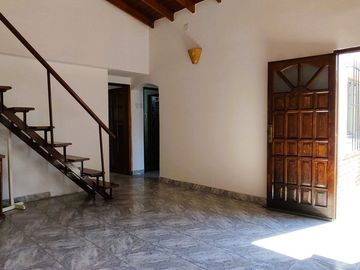 4 AMBIENTES CON DOS AMPLIOS PATIOS Y COCHERA