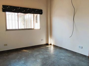 4 AMBIENTES CON DOS AMPLIOS PATIOS Y COCHERA