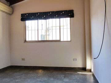 4 AMBIENTES CON DOS AMPLIOS PATIOS Y COCHERA