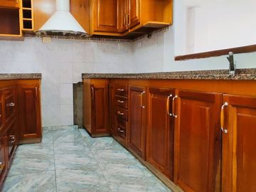 4 AMBIENTES CON DOS AMPLIOS PATIOS Y COCHERA