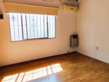 4 AMBIENTES CON DOS AMPLIOS PATIOS Y COCHERA