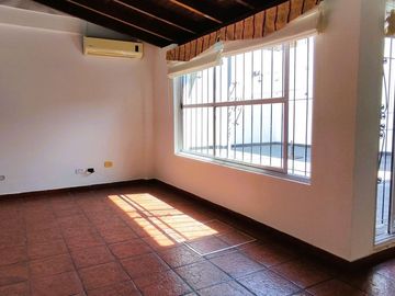 4 AMBIENTES CON DOS AMPLIOS PATIOS Y COCHERA