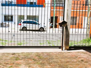 4 AMBIENTES CON DOS AMPLIOS PATIOS Y COCHERA