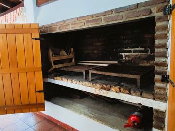 4 AMBIENTES CON DOS AMPLIOS PATIOS Y COCHERA