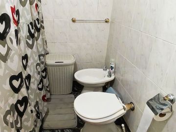 4 AMBIENTES CON DOS AMPLIOS PATIOS Y COCHERA
