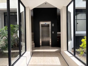 oficina en venta amueblada con cochera La Plata
