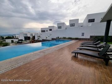 Casa en Zibatá con 3 recámaras con baño y equipada, cerca de Town Center en venta RAH4720