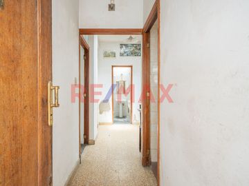 VENTA- CASA MULTI FAMILIAR – A RECICLAR