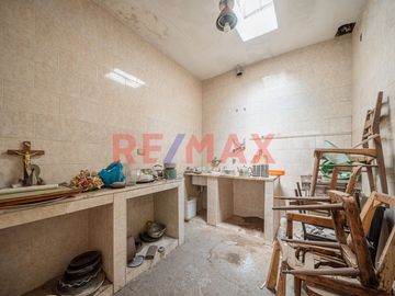 VENTA- CASA MULTI FAMILIAR – A RECICLAR