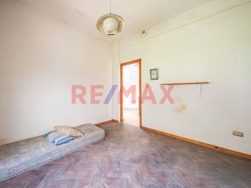 VENTA- CASA MULTI FAMILIAR – A RECICLAR