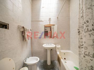 VENTA- CASA MULTI FAMILIAR – A RECICLAR