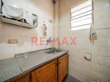 VENTA- CASA MULTI FAMILIAR – A RECICLAR