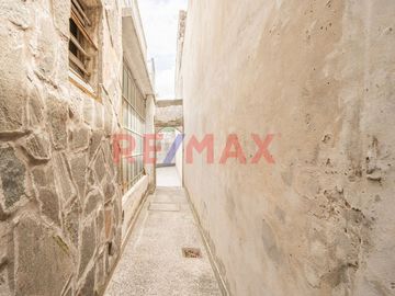 VENTA- CASA MULTI FAMILIAR – A RECICLAR