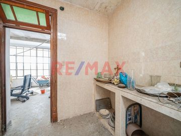 VENTA- CASA MULTI FAMILIAR – A RECICLAR