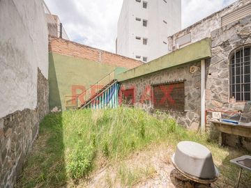 VENTA- CASA MULTI FAMILIAR – A RECICLAR