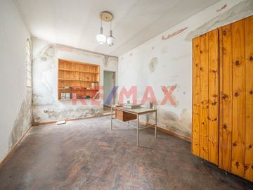 VENTA- CASA MULTI FAMILIAR – A RECICLAR