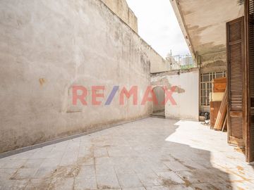 VENTA- CASA MULTI FAMILIAR – A RECICLAR